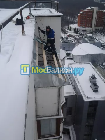 Крыша на балконе в Щербинке монтаж и ремонт по выгодной цене от МосБалкон